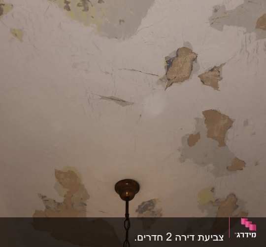 תקרה מתקלפת עם צבע מתקלף וכתמים